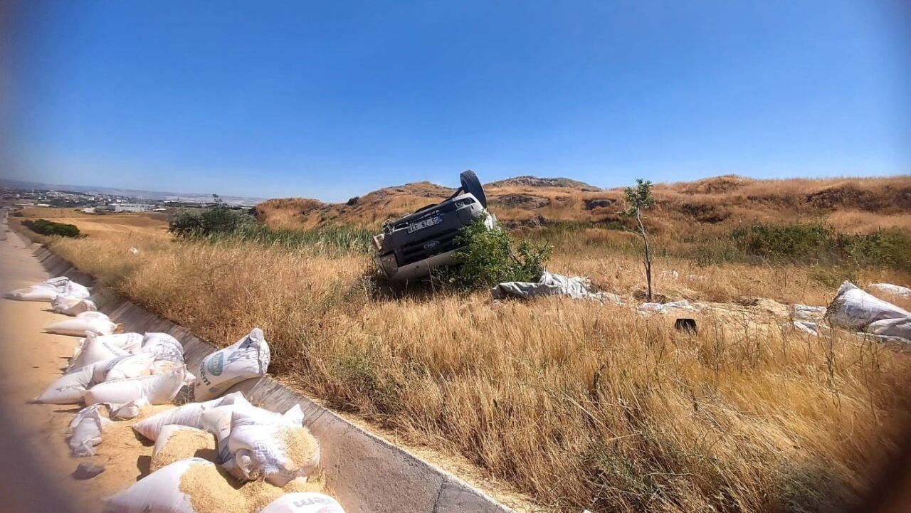 Amasya’da lastiği patlayan kamyonet kontrolden çıkarak yol kenarına devrildi. Kamyonetten