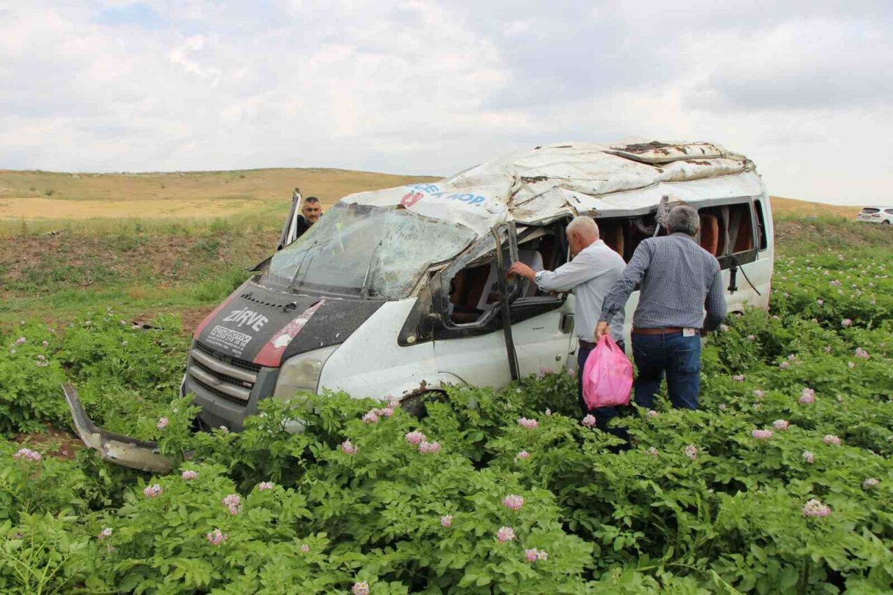 Amasya’da kontrolden çıkan minibüsün tarlaya uçması sonucu meydana gelen kazada