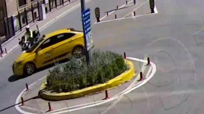 Amasya’da motosikletli polisin ticari taksiyle çarptığı kazada polis memuru yaralandı.