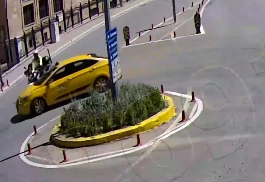 Amasya’da motosikletli polisin ticari taksiyle çarptığı kazada polis memuru yaralandı.