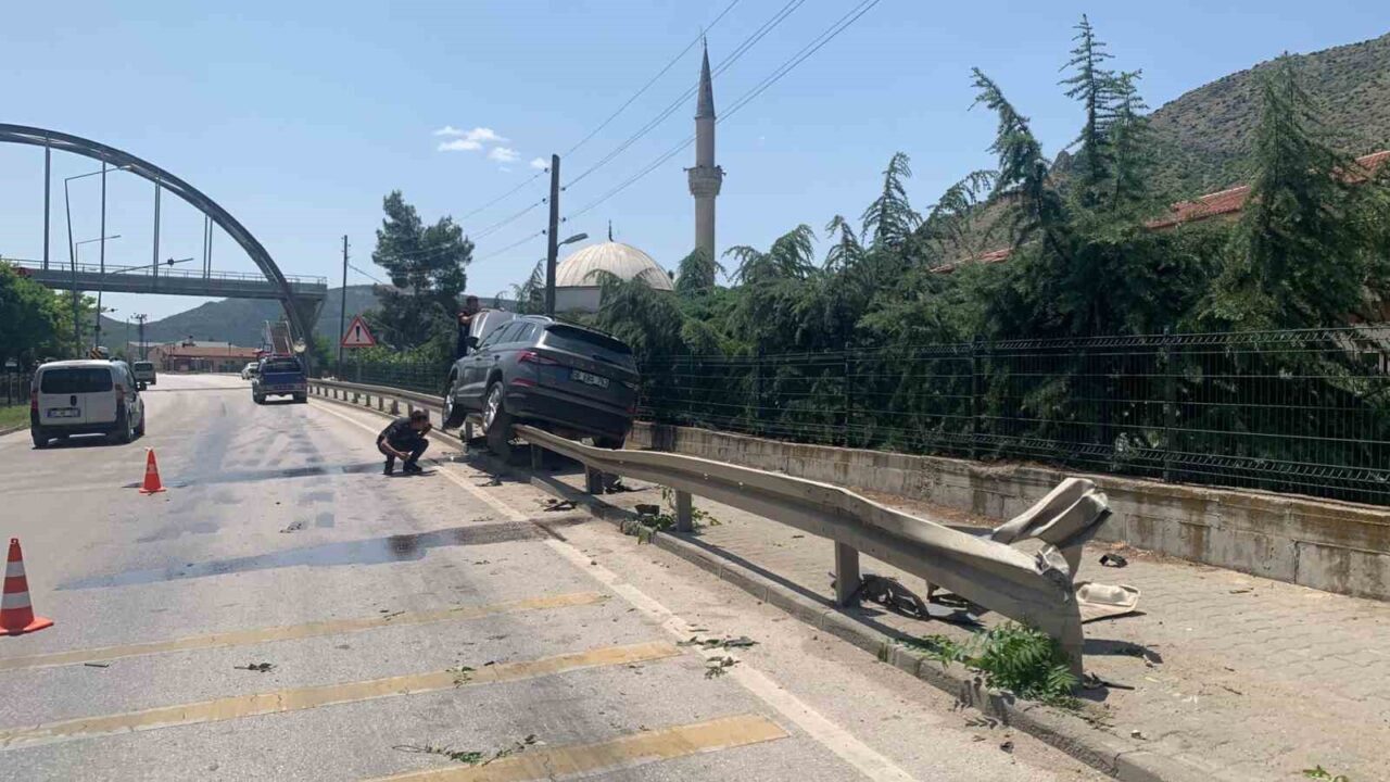 Amasya’da kontrolden çıkan otomobil yol kenarındaki bariyerlere çarparak asılı kaldı.