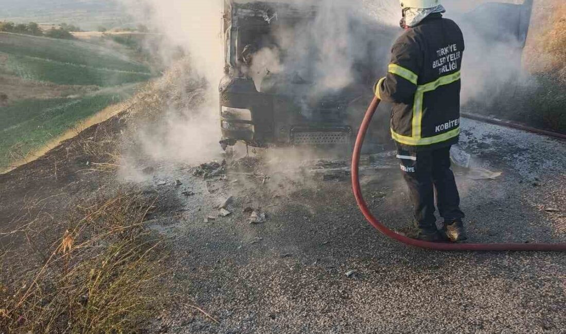 Amasya’nın Suluova ilçesinde seyir halindeki beton mikseri alev alev yandı.