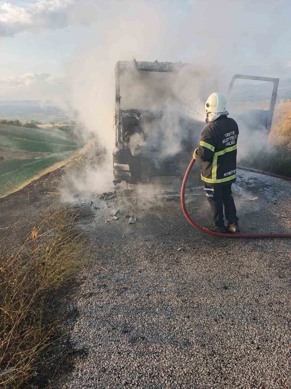 Amasya’nın Suluova ilçesinde seyir halindeki beton mikseri alev alev yandı.