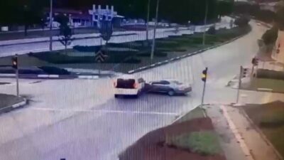 Amasya’da hafif ticari araçla otomobilin çarpıştığı kazada 5 kişi yaralandı.