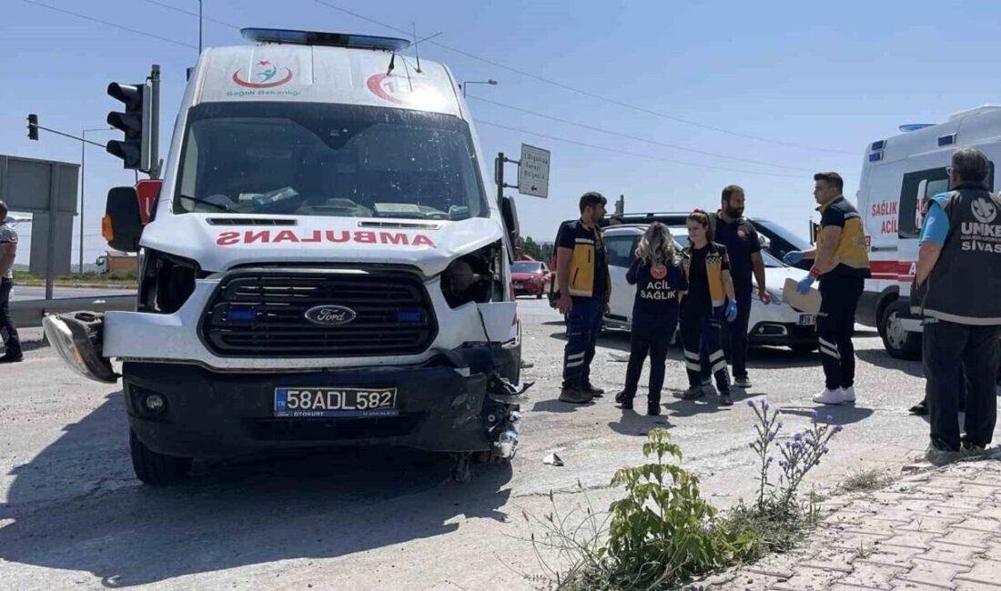 Sivas’ta bir ambulans ile otomobilin karıştığı kazada 5 kişi yaralandı.