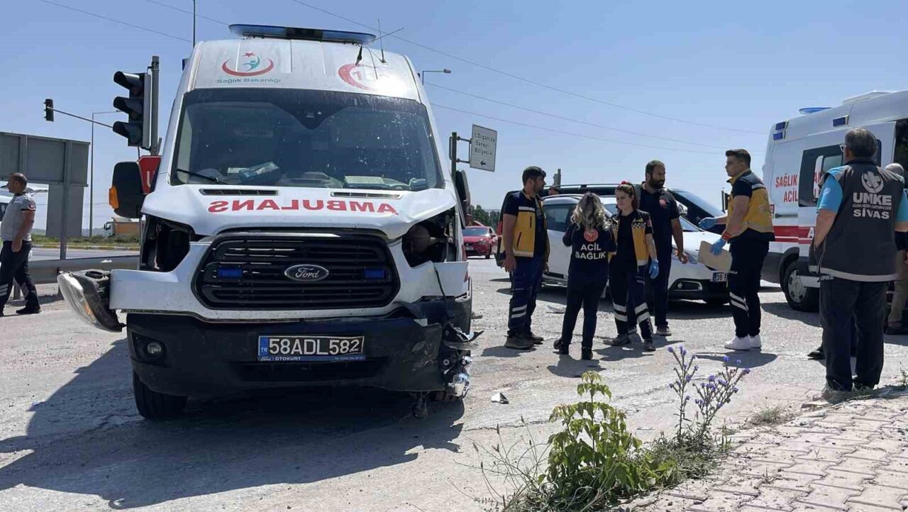 Sivas’ta bir ambulans ile otomobilin karıştığı kazada 5 kişi yaralandı.