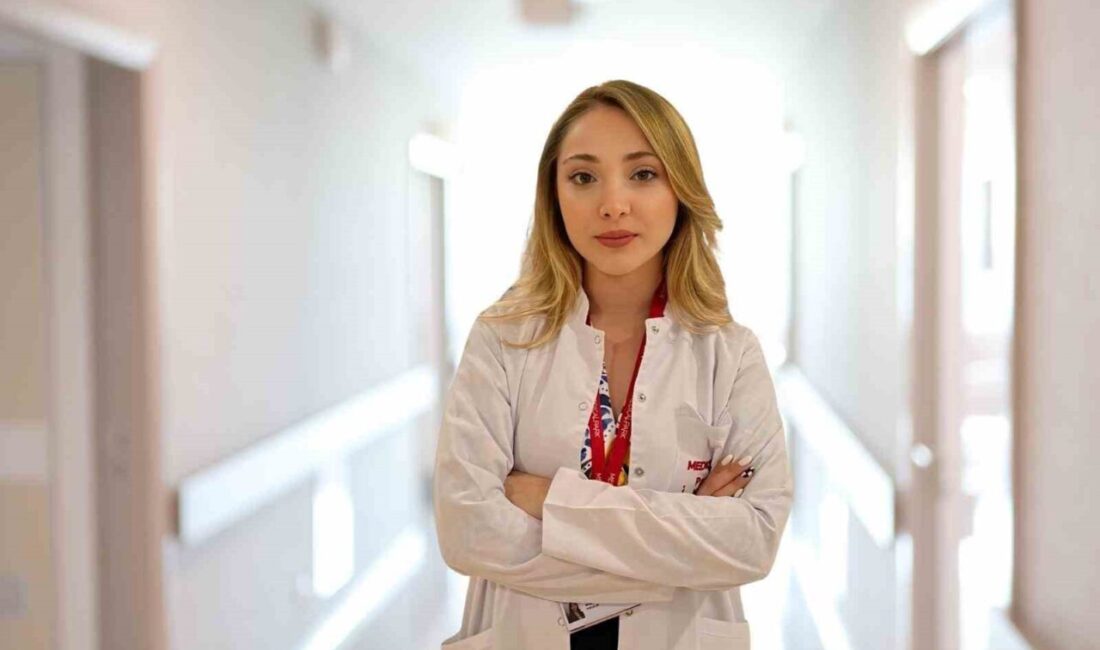 Anoreksiya nervozanın özellikle ergenlik çağındaki gençlerde, sosyal medya ve akran