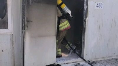 Hatay’ın Antakya ilçesinde depremzede ailenin yaşadığı konteyner yanarak kullanılamaz hale