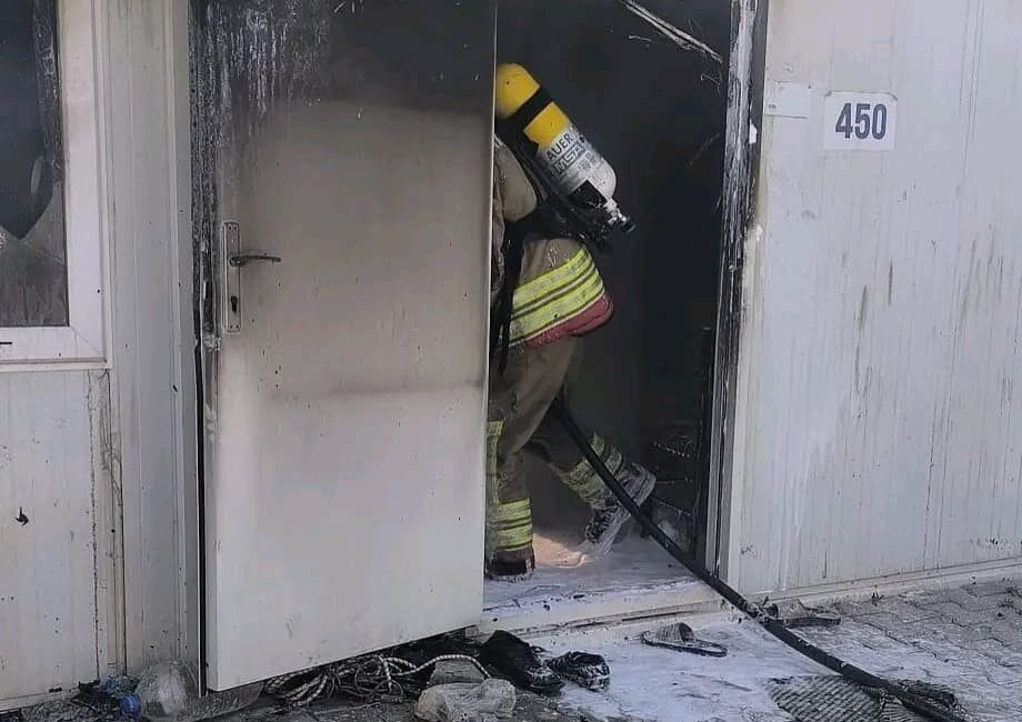 Hatay’ın Antakya ilçesinde depremzede ailenin yaşadığı konteyner yanarak kullanılamaz hale