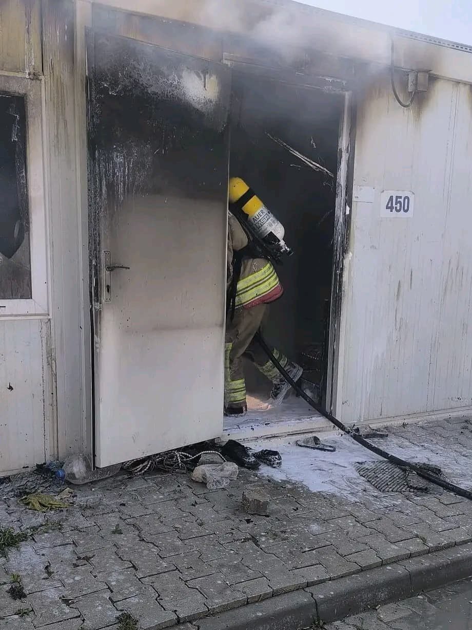 Hatay’ın Antakya ilçesinde depremzede ailenin yaşadığı konteyner yanarak kullanılamaz hale
