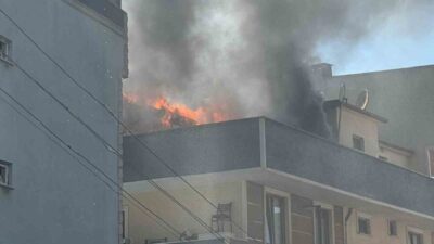Kocaeli’nin Gebze ilçesinde 4 katlı apartmanın çatısında çıkan yangın korkuttu.