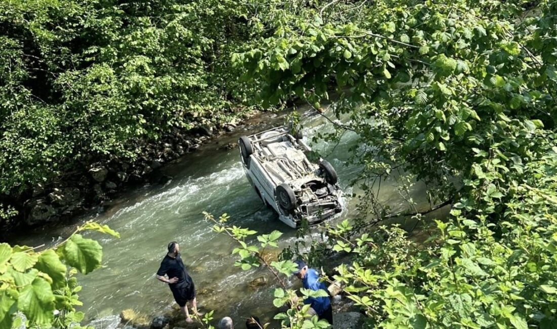 Trabzon’da bir araç, sürücüsünün direksiyon hakimiyetini kaybetmesi sonucu dereye uçtu.