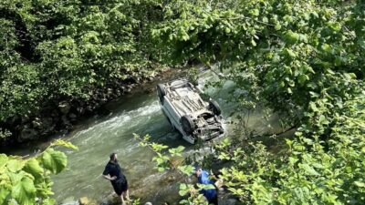 Trabzon’da bir araç, sürücüsünün direksiyon hakimiyetini kaybetmesi sonucu dereye uçtu.