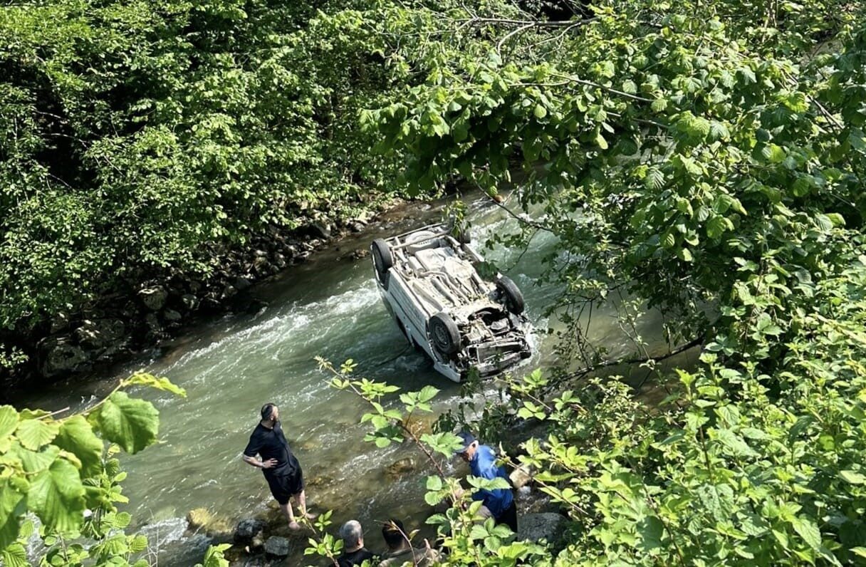 Trabzon’da bir araç, sürücüsünün direksiyon hakimiyetini kaybetmesi sonucu dereye uçtu.
