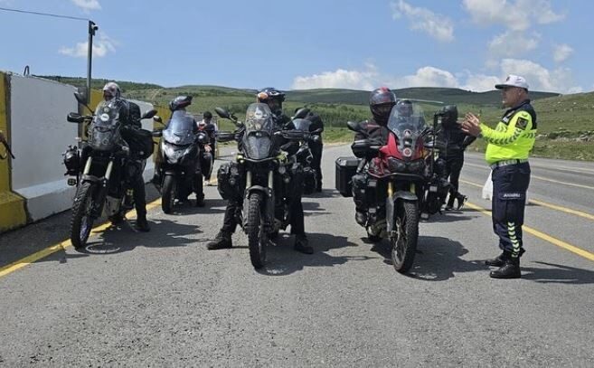 Ardahan’da jandarma ekipleri, motosiklet sürücülerine yönelik denetim yaptı. İl Jandarma