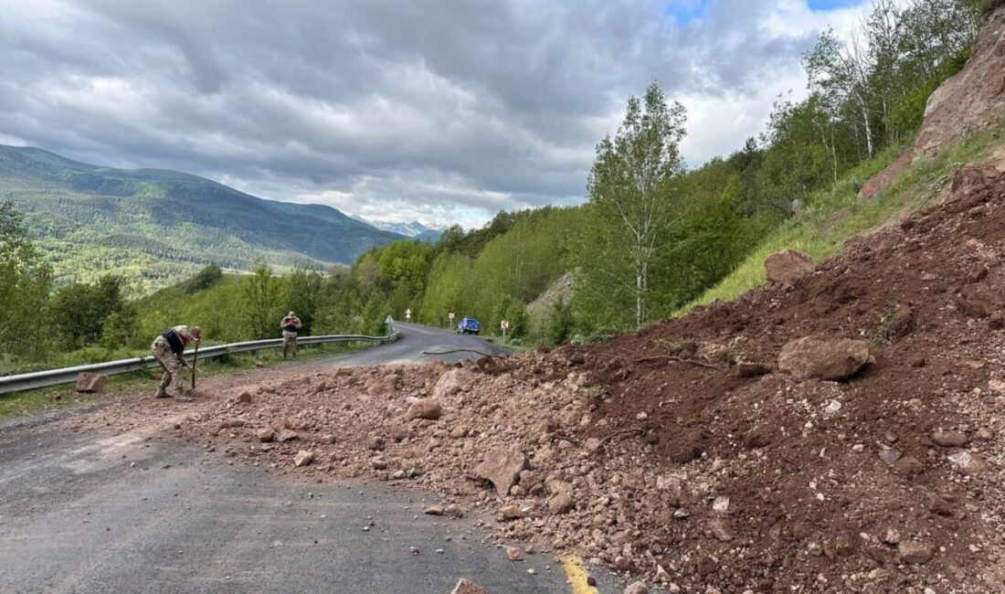 Ardahan’ın Posof ilçesinde meydana gelen toprak kayması nedeniyle yol ulaşıma