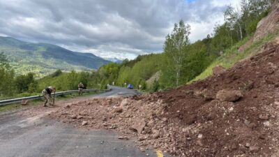 Ardahan’ın Posof ilçesinde meydana gelen toprak kayması nedeniyle yol ulaşıma