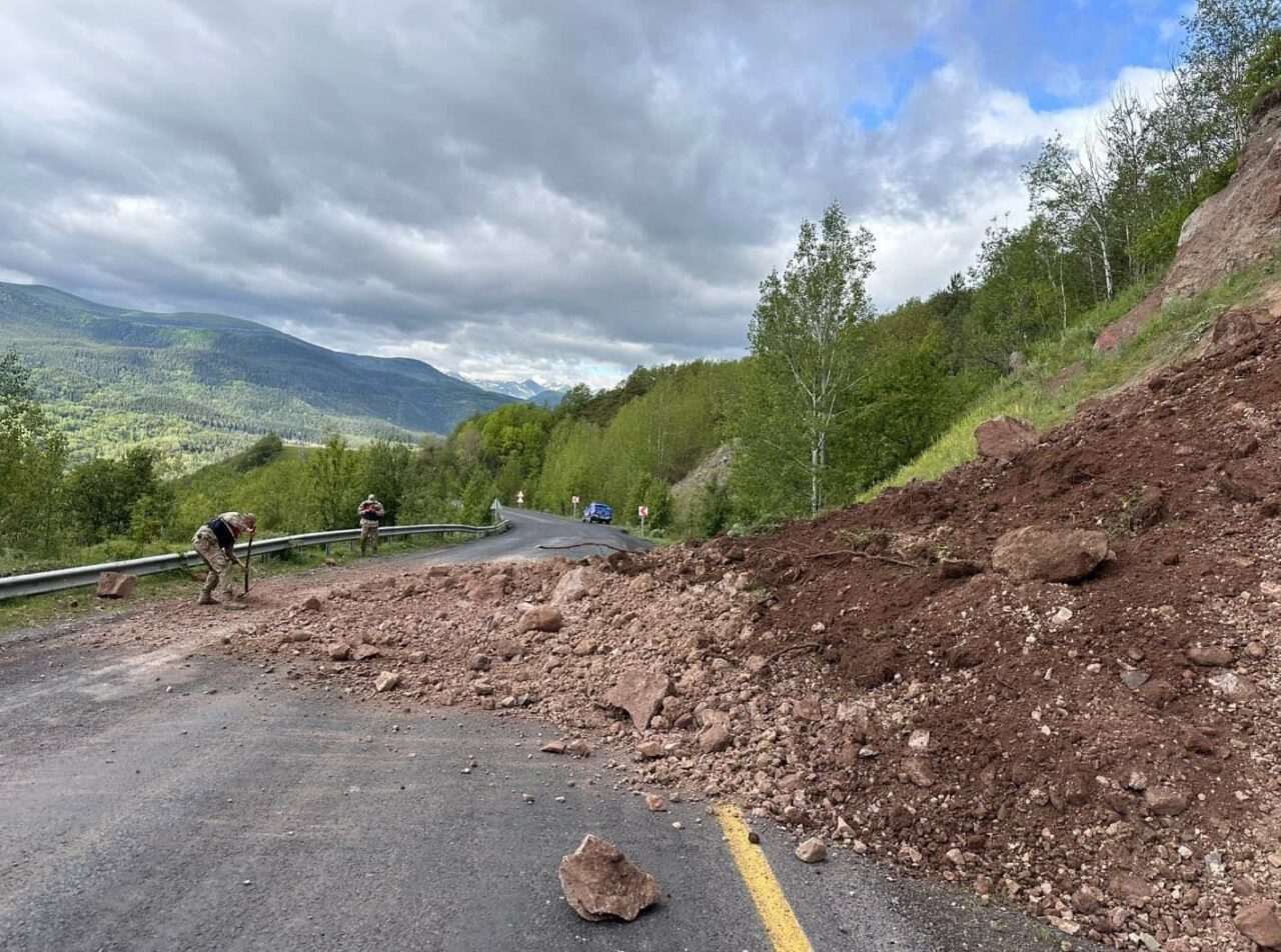 Ardahan’ın Posof ilçesinde meydana gelen toprak kayması nedeniyle yol ulaşıma
