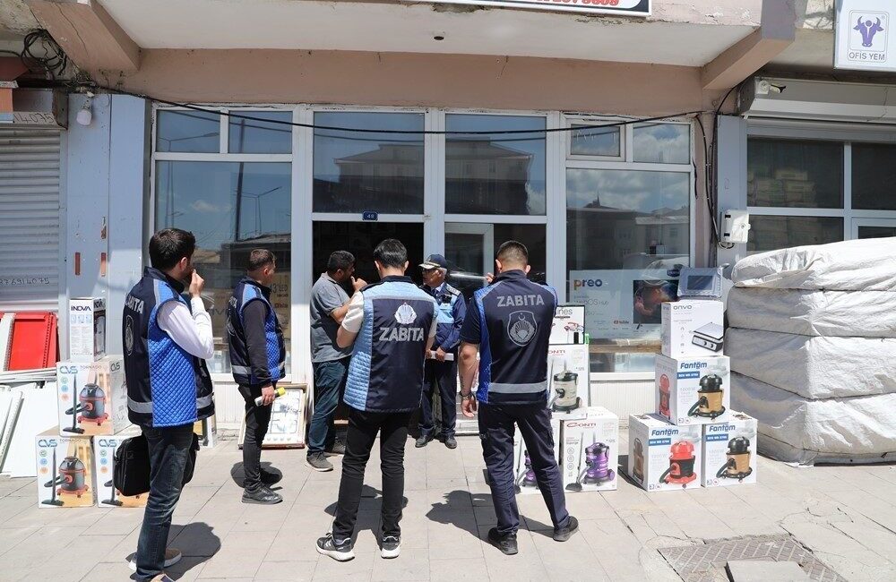 Ardahan’da zabıta ekipleri vatandaşların kullanım alanı olan kaldırımların iş yerleri