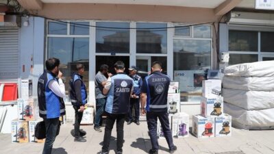 Ardahan’da zabıta ekipleri vatandaşların kullanım alanı olan kaldırımların iş yerleri