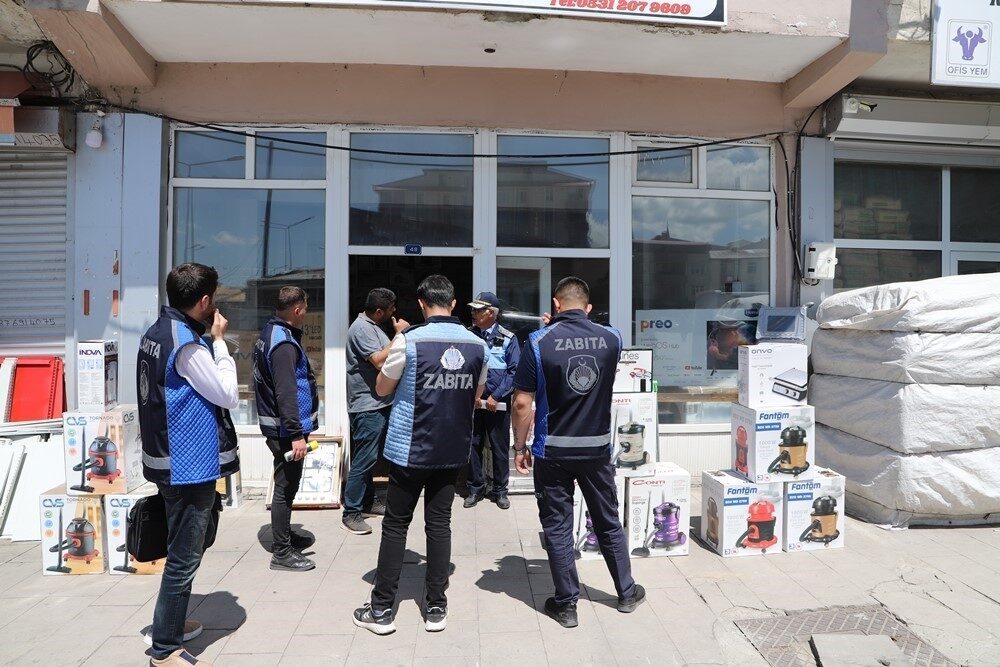 Ardahan’da zabıta ekipleri vatandaşların kullanım alanı olan kaldırımların iş yerleri