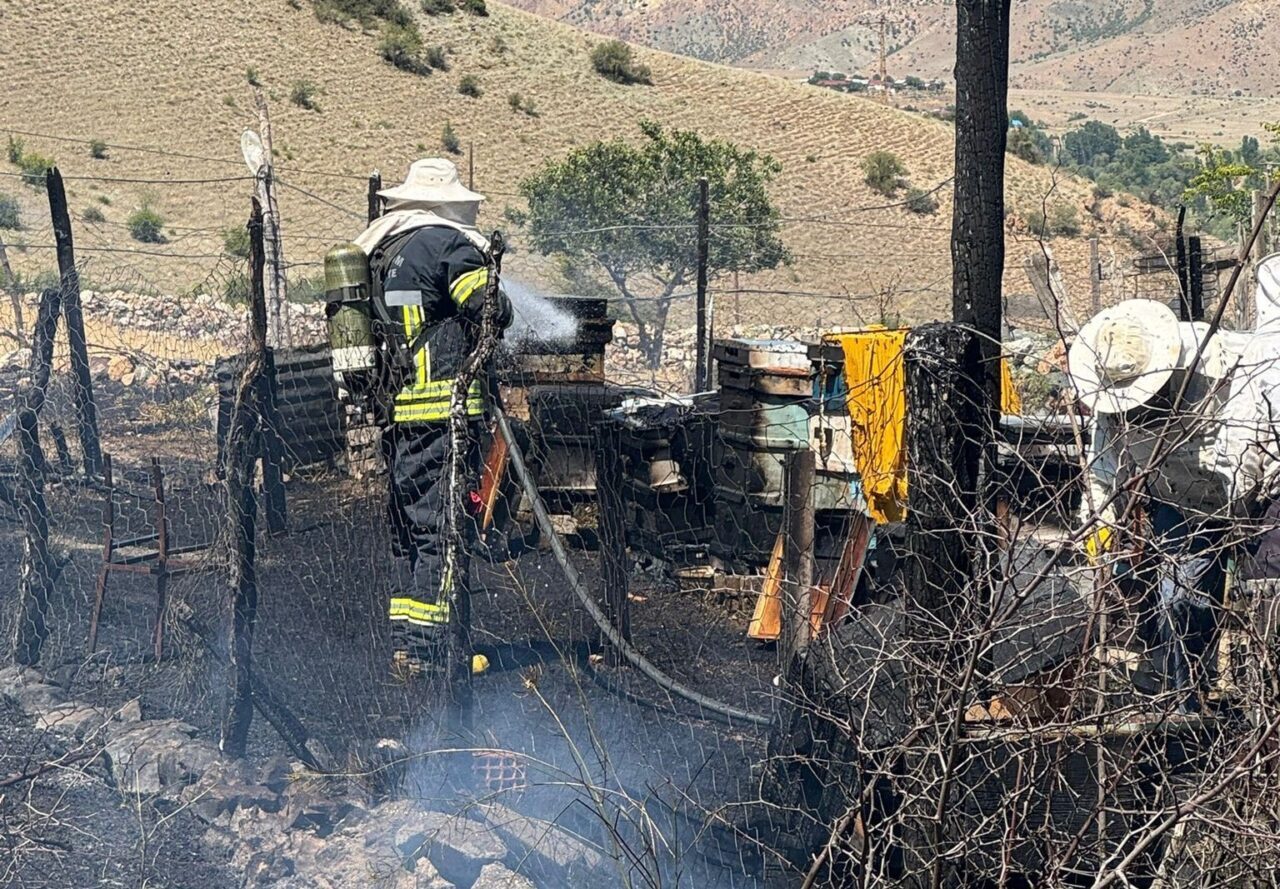 Erzurum’da meydana gelen yangında arı kovanları yandı. Erzurum’un Oltu ilçesi