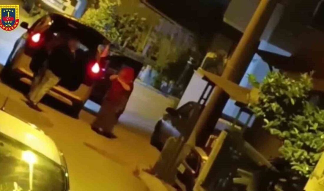 Sakarya’nın Akyazı ilçesinde tartıştığı arkadaşını silahla bacaklarından vuran şahıs, taksinin