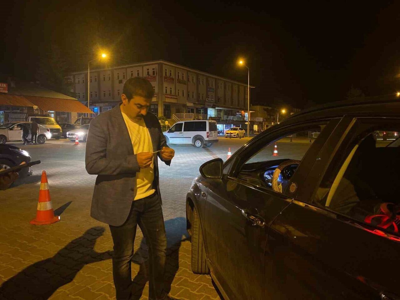 Arpaçay’da Kaymakam Muhammed Burak Akköz, güvenlik güçleriyle birlikte asayiş uygulamasın
