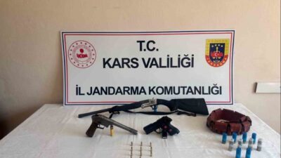 Arpaçay’da jandarma ekiplerince düzenlenen operasyonda silah ve mühimmat ele geçirildi.