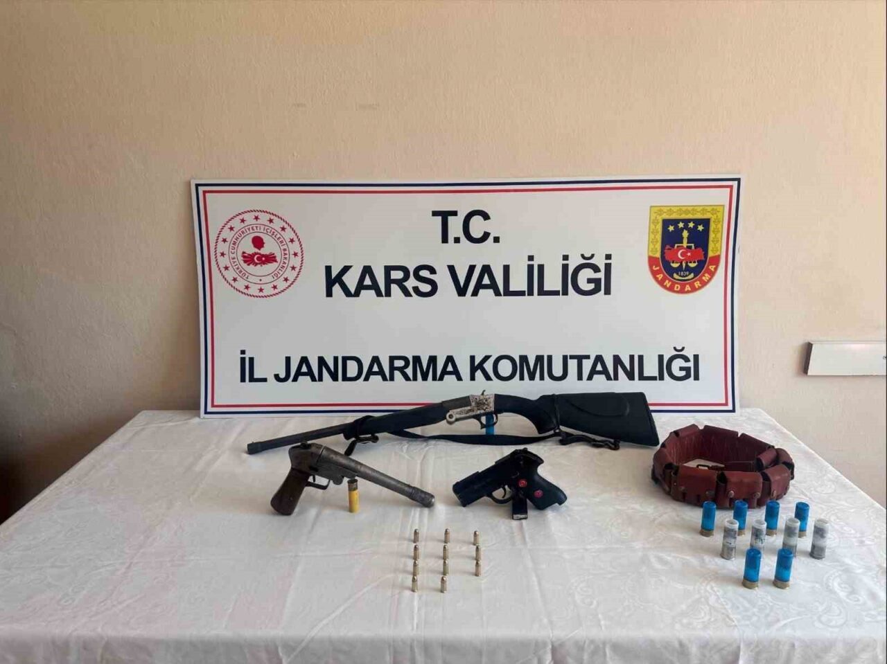 Arpaçay’da jandarma ekiplerince düzenlenen operasyonda silah ve mühimmat ele geçirildi.