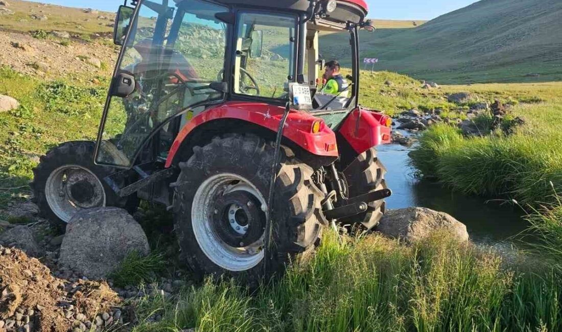 Arpaçay’da traktör şarampole devrildi. Kazada 1’i çocuk 2 kişi yaralandı.