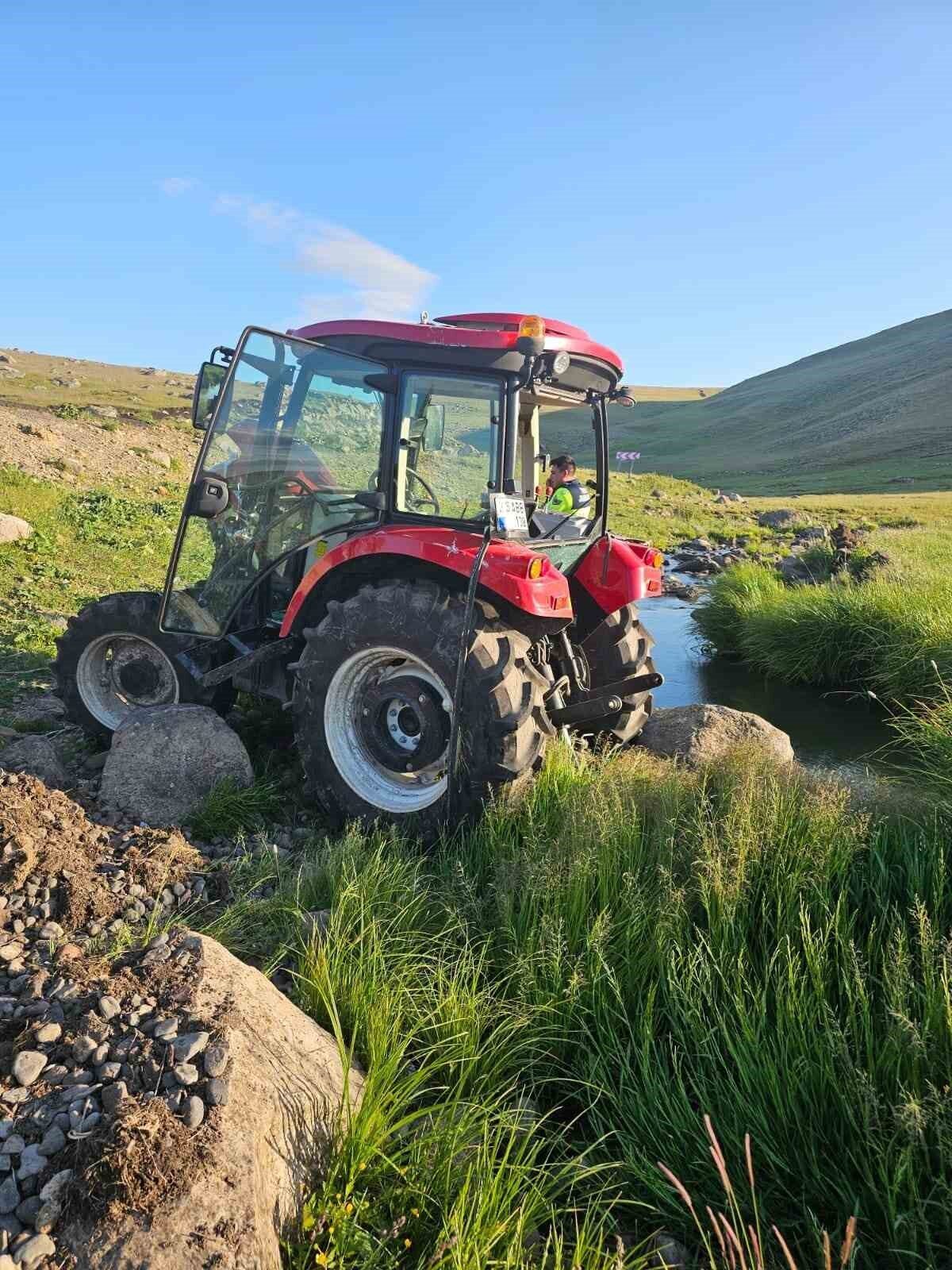 Arpaçay’da traktör şarampole devrildi. Kazada 1’i çocuk 2 kişi yaralandı.