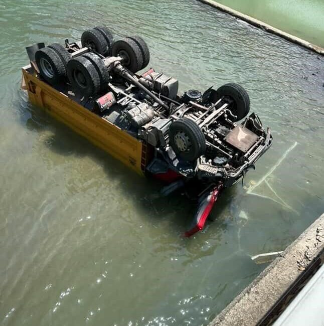 Artvin’in Murgul ilçesinde meydana gelen kazada, bir kamyon yıkama alanına