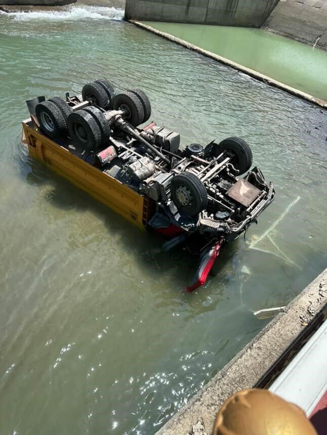 Artvin’in Murgul ilçesinde meydana gelen kazada, bir kamyon yıkama alanına