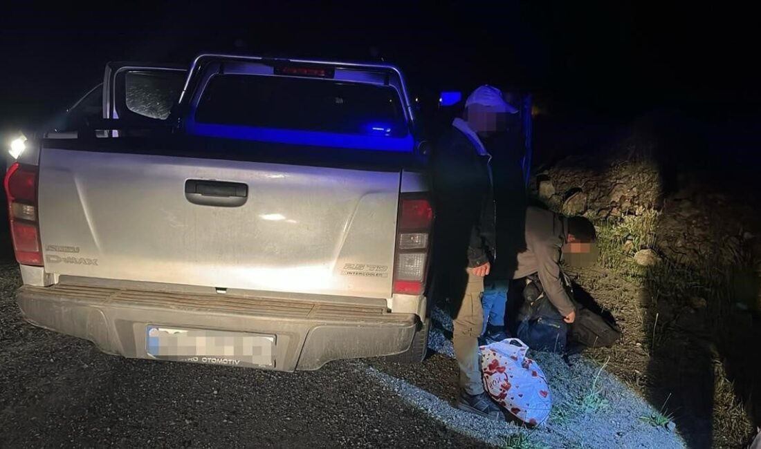 Artvin’de jandarma ve emniyet ekiplerinin düzenlediği operasyonda, göçmen kaçakçılığı yaptığı