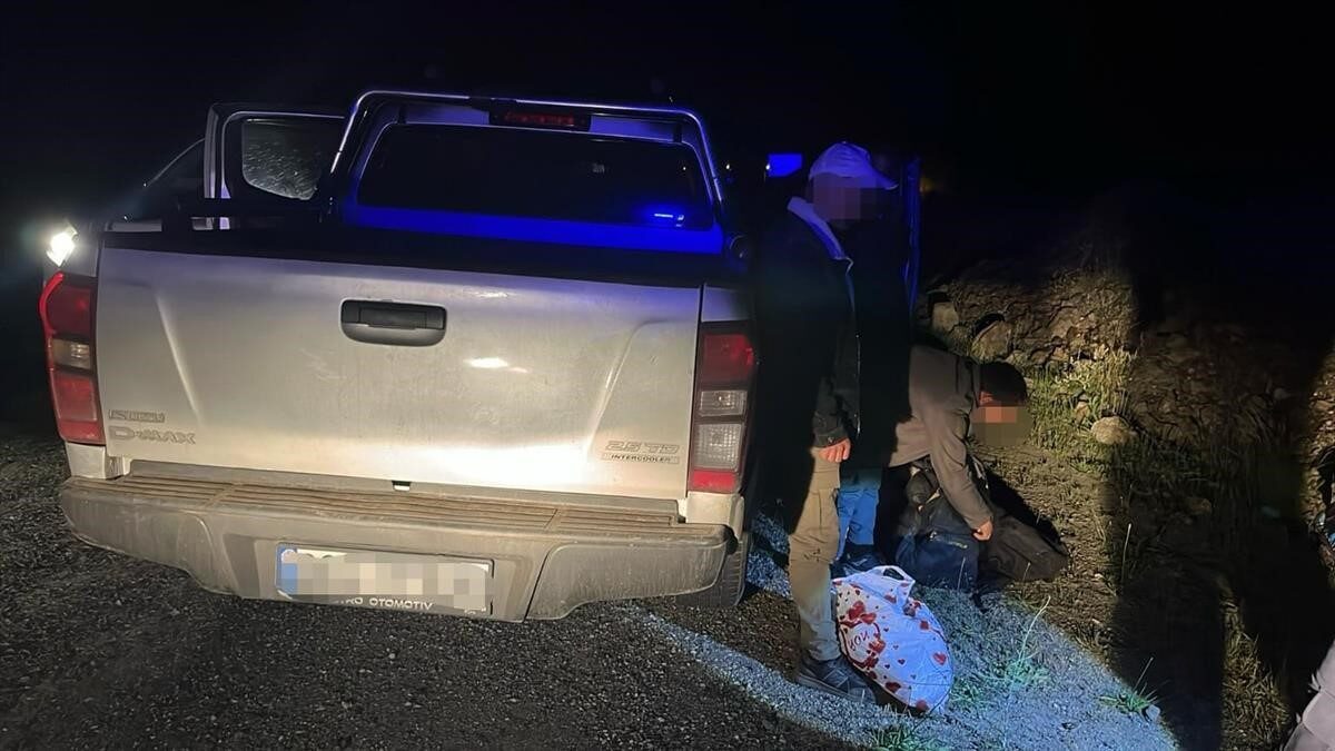 Artvin’de jandarma ve emniyet ekiplerinin düzenlediği operasyonda, göçmen kaçakçılığı yaptığı