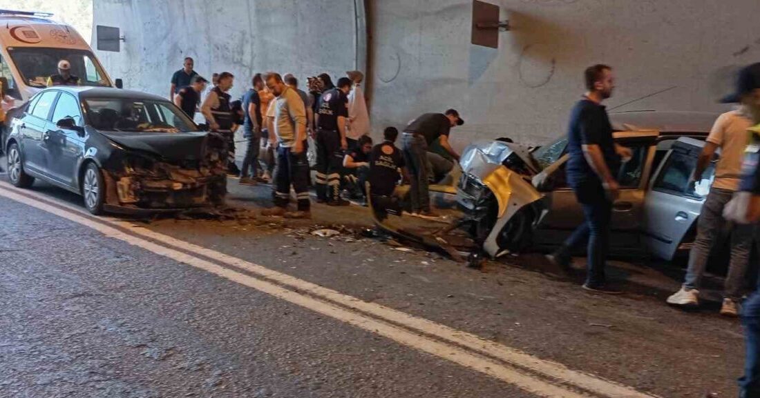 Artvin-Yusufeli karayolunda iki otomobilin kafa kafaya çarpışması sonucu meydana gelen