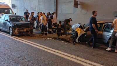 Artvin-Yusufeli karayolunda iki otomobilin kafa kafaya çarpışması sonucu meydana gelen