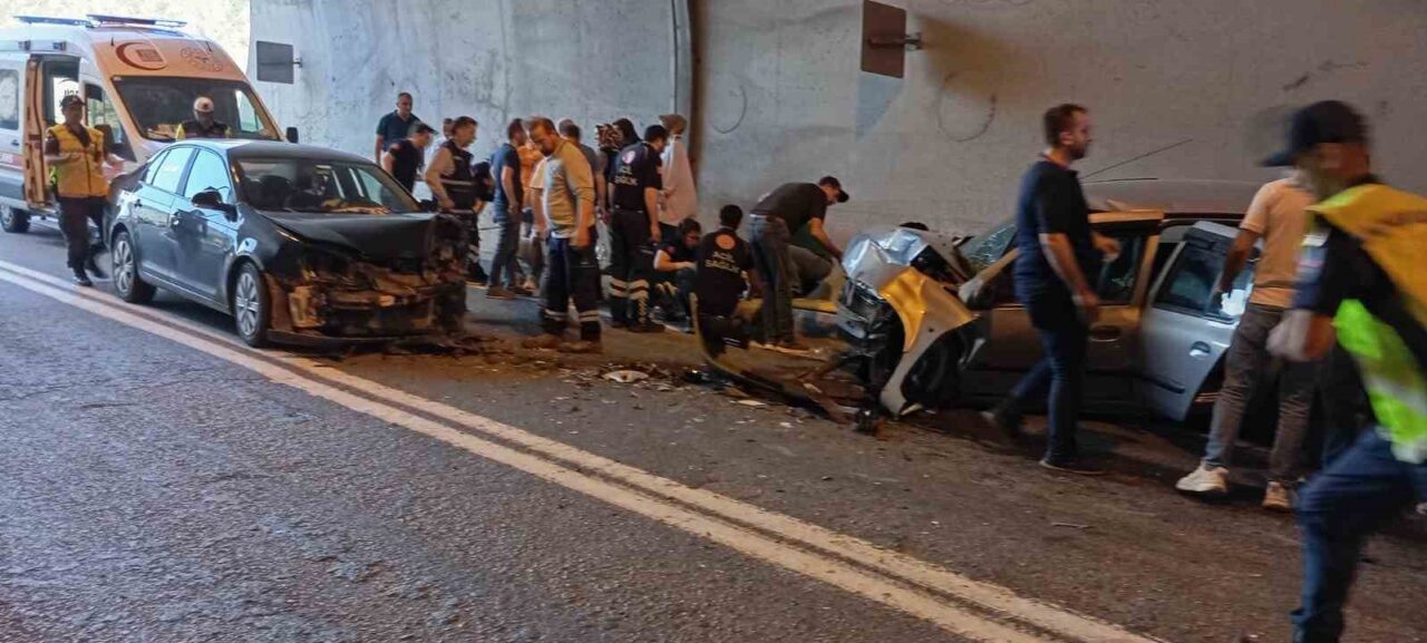 Artvin-Yusufeli karayolunda iki otomobilin kafa kafaya çarpışması sonucu meydana gelen