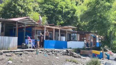 Artvin’in Hopa ilçesinde Karadeniz sahilinde izinsiz olarak inşa edilen barakaların