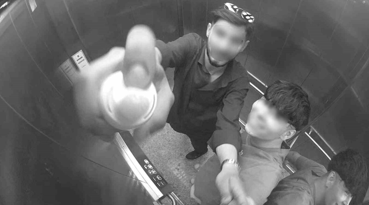 Kocaeli’nin Körfez ilçesinde bir şahıs, bindiği asansörün güvenlik kamerasına köpük