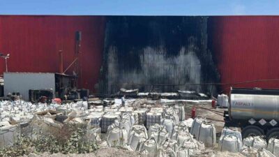 Kocaeli’nin Gebze ilçesinde bir asfalt fabrikasında çıkan yangına itfaiye ekipleri