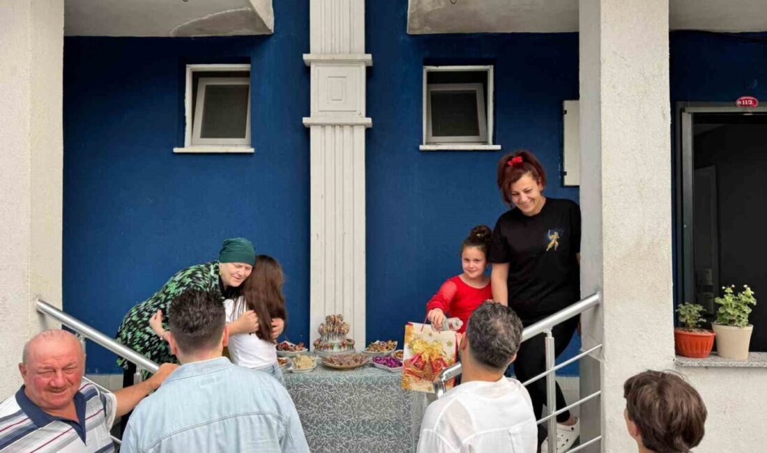 Rize’nin Ardeşen ilçesinde Işıklı Meyvalı Mahallesi sakinleri, atalarından gelen bayramlaşma