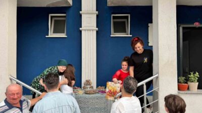 Rize’nin Ardeşen ilçesinde Işıklı Meyvalı Mahallesi sakinleri, atalarından gelen bayramlaşma