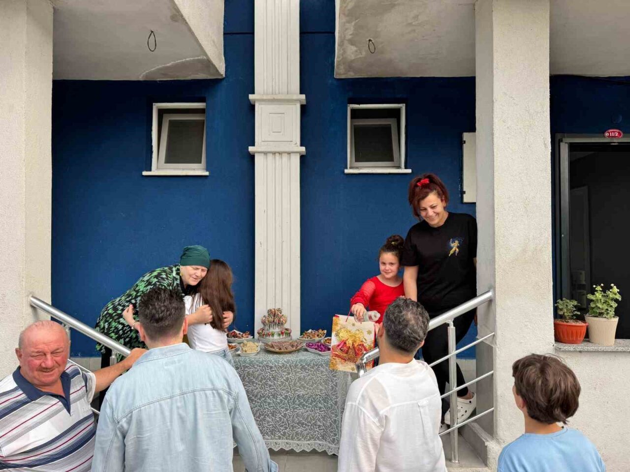 Rize’nin Ardeşen ilçesinde Işıklı Meyvalı Mahallesi sakinleri, atalarından gelen bayramlaşma