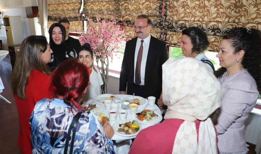 Kurban Bayramı dolayısıyla Atatürk Üniversitesinde bayramlaşma programı düzenlendi. Üniversitenin Konukevi