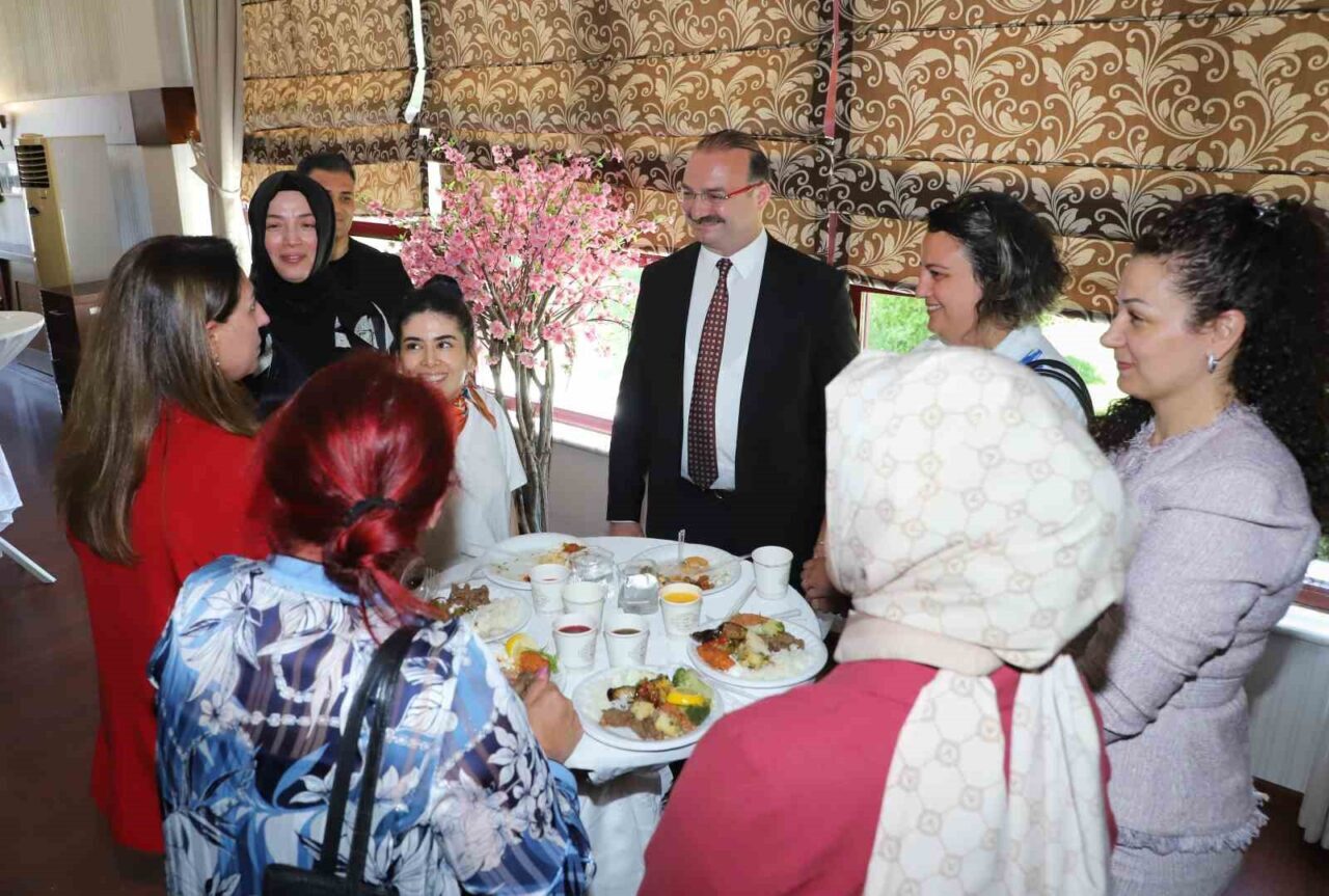 Kurban Bayramı dolayısıyla Atatürk Üniversitesinde bayramlaşma programı düzenlendi. Üniversitenin Konukevi