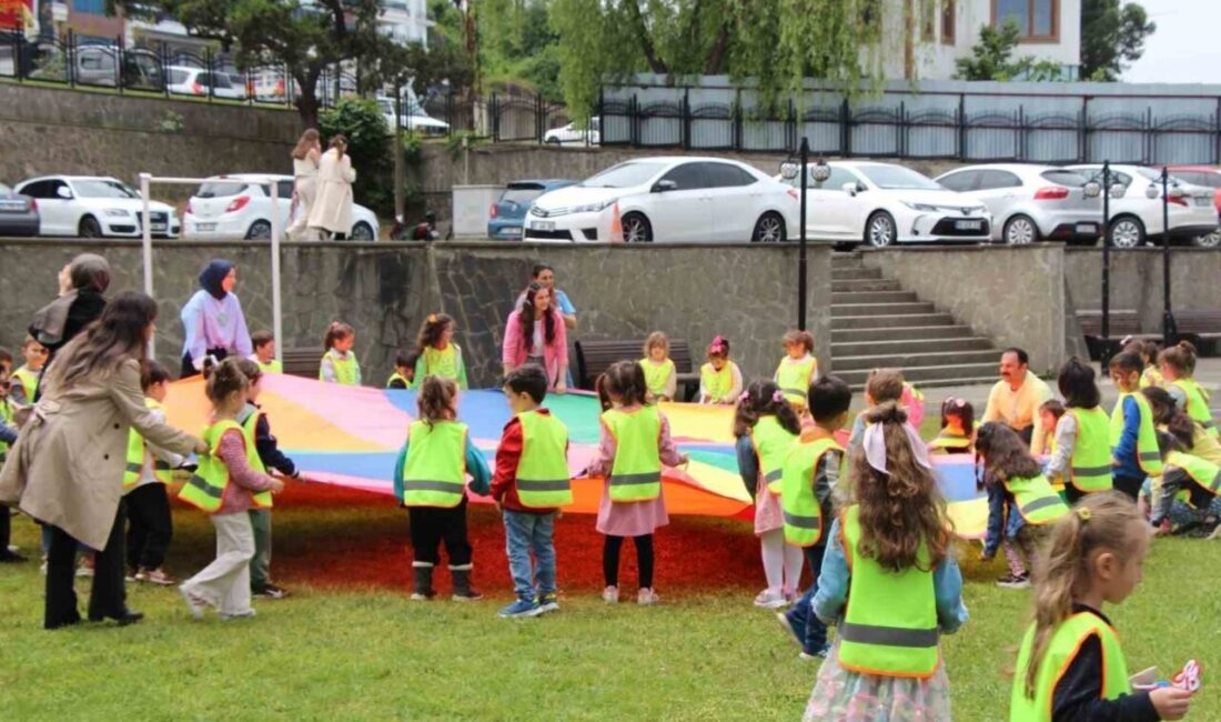 Avrasya Üniversitesi düzenlediği karnaval ile binden fazla çocuğu bir araya