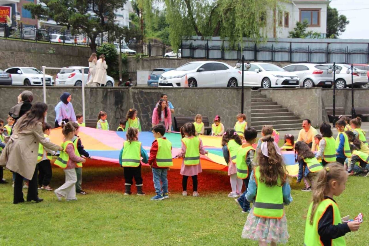 Avrasya Üniversitesi düzenlediği karnaval ile binden fazla çocuğu bir araya
