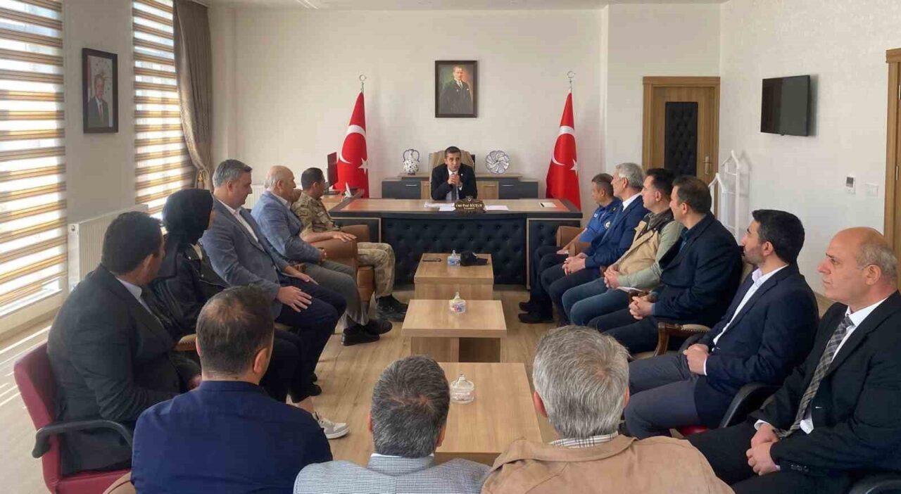 Bayburt’un Aydıntepe ilçesinde kamu kurumlarında çalışan müdürlerin, personellerin bayramı kutlandı.